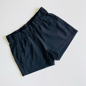 Lululemon SIZE 6 On The Fly high rise pocketed 2.5” shorts in black